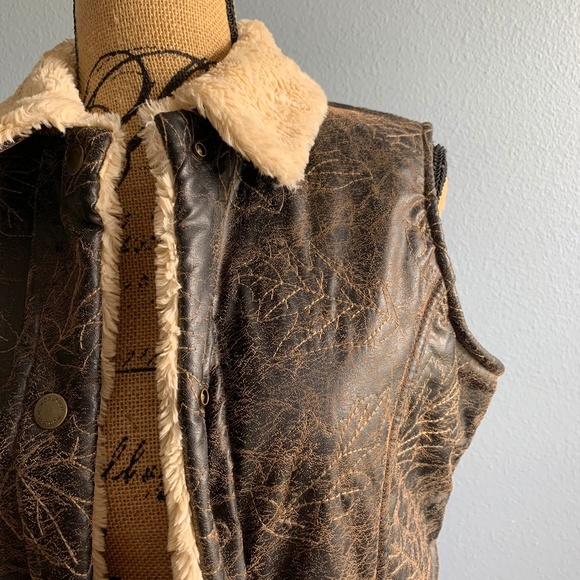 Woolrich Jackets & Blazers - Woolrich Brown Saddle Sherpa Vest Size Small